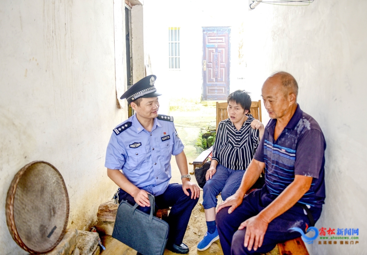 孫長江與李柏林父母交談.JPG