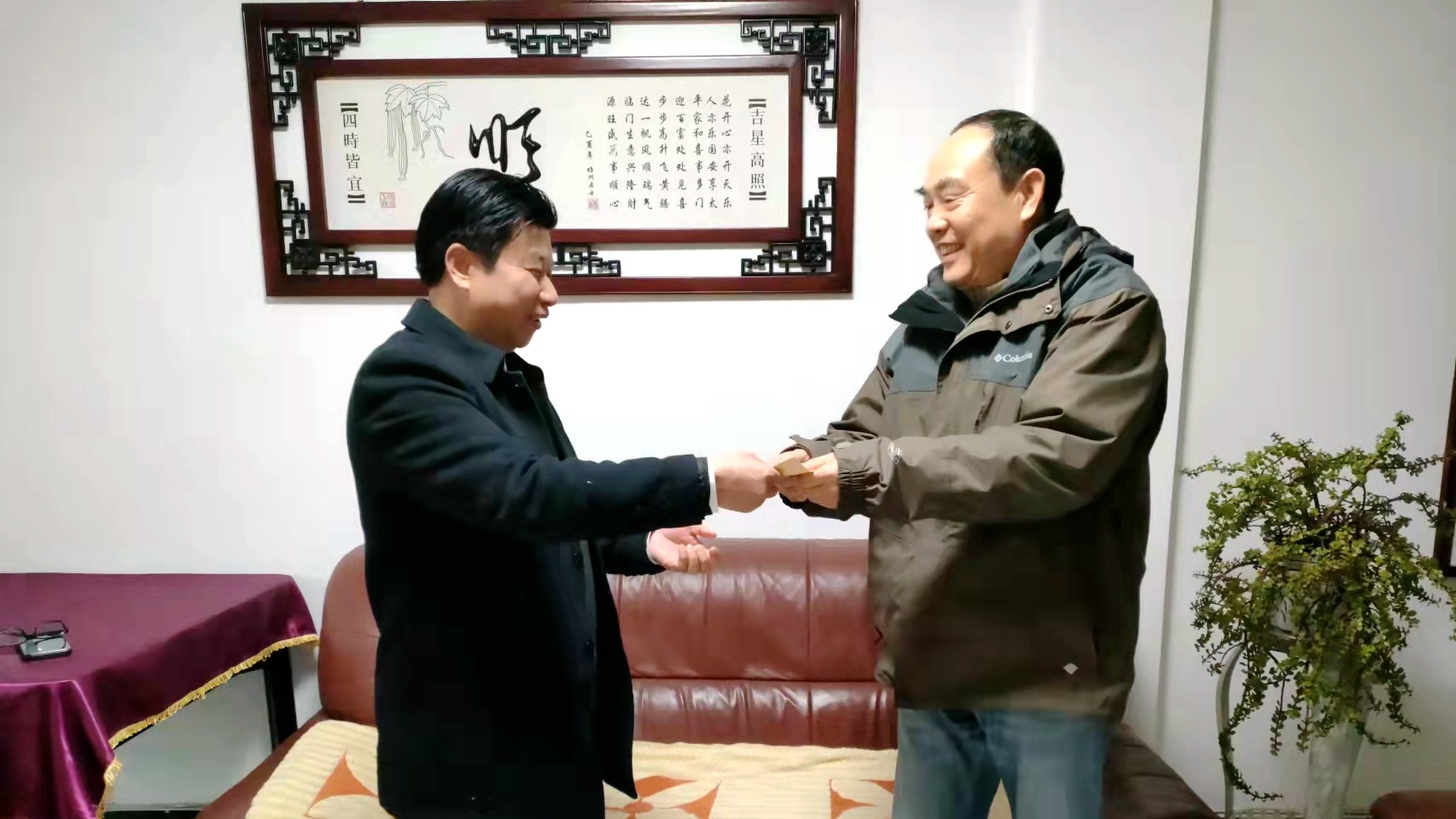 走訪慰問退休老干部2.jpg